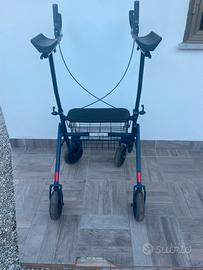 Deambulatore con poggia gomiti e cesto portaoggett