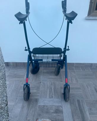 Deambulatore con poggia gomiti e cesto portaoggett