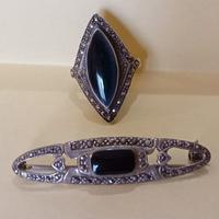 Anello e spilla in argento, onice e marcasite 