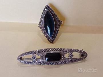 Anello e spilla in argento, onice e marcasite 