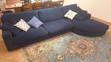 Divano SEVEN con penisola in tessuto Alcantara blu