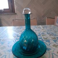 Bottiglia e piatto vintage in vetro verde smeraldo