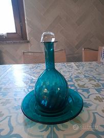 Bottiglia e piatto vintage in vetro verde smeraldo