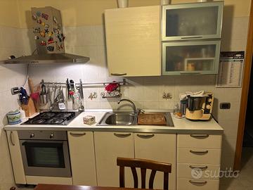 Cucina , lettini singoli e armadio