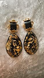 Orecchini in resina neri con dettagli oro