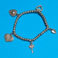 Bracciale elastico con cuori pendenti Vestopazzo