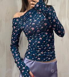 Maglia fondo blu con roselline