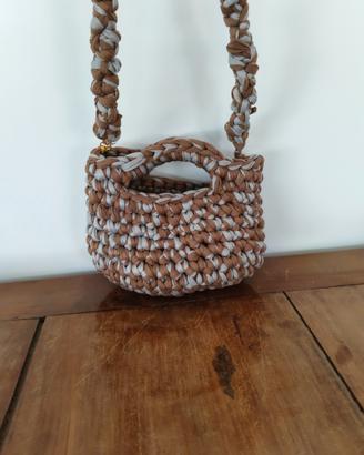 borsa beige e grigia 