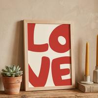 Quadro con stampa Love con cormice di legno chiaro