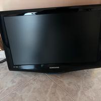 TV Samsung 22 pollici con supporto a muro