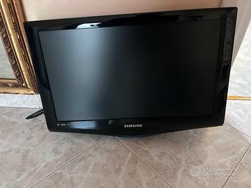 TV Samsung 22 pollici con supporto a muro
