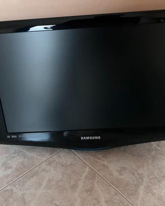 TV Samsung 22 pollici con supporto a muro