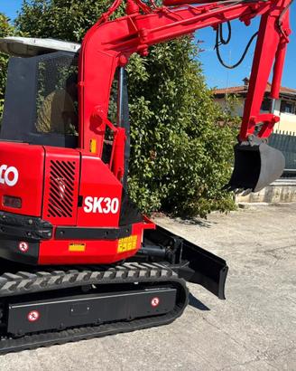 E261 - ESCAVATORE KOBELCO 30 Q SK30