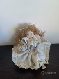 Bambola di porcellana antica vestito bianco