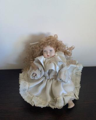 Bambola di porcellana antica vestito bianco