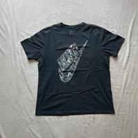 Maglietta Nike nera con logo camo