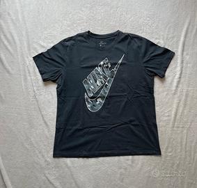 Maglietta Nike nera con logo camo