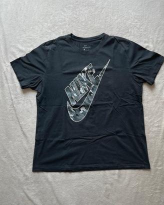 Maglietta Nike nera con logo camo