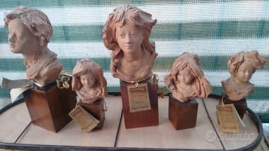 sculture in terracotta raffiguranti volti femminil