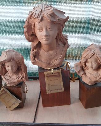 sculture in terracotta raffiguranti volti femminil