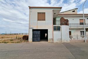 Ampia casa indipendente con giardino e posto auto