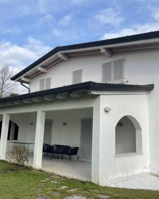 Villa di 110 m² con più di 5 locali a Massa
