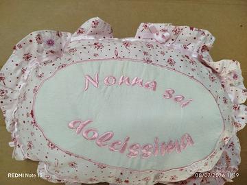 Cuscino d'arredo ricamato "Nonna sei dolcissima" –