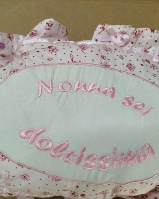 Cuscino d'arredo ricamato "Nonna sei dolcissima" –
