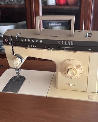 macchina da cucire SINGER mod. 7108, con mobile