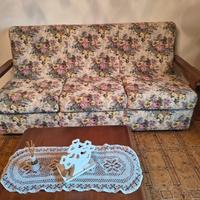 divano letto più due poltroncine e un tavolino 