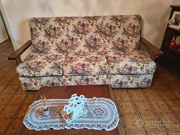 divano letto più due poltroncine e un tavolino 