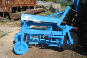 Attrezzo agricolo cava patate