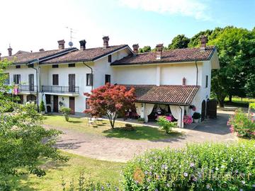 Rustico / Casale di 407 m² con più di 5 locali e b