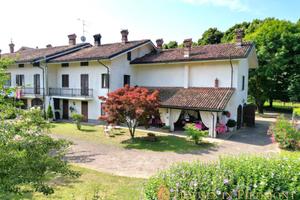 Rustico / Casale di 407 m² con più di 5 locali e b