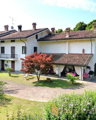 Rustico / Casale di 407 m² con più di 5 locali e b