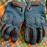 Due paia di Guanti ion scrub Small