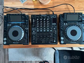 x2 Pioneer CDJ 2000 Nexus + 1x DJM 900 Nexus