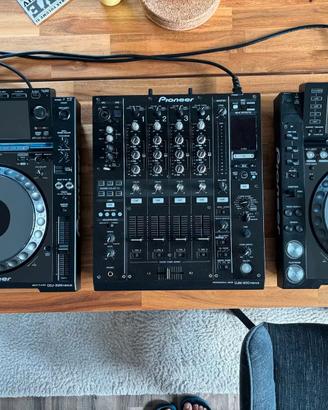 x2 Pioneer CDJ 2000 Nexus + 1x DJM 900 Nexus