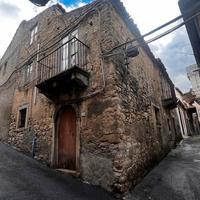 Antica casa in pietra nel borgo storico di Basicò