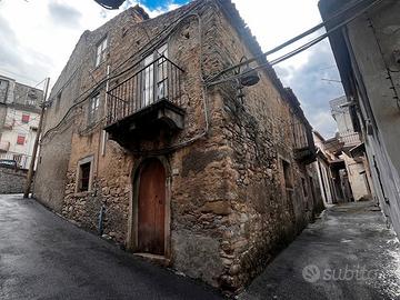 Antica casa in pietra nel borgo storico di Basicò