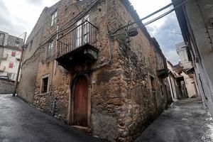 Antica casa in pietra nel borgo storico di Basicò