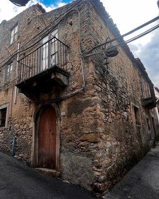 Antica casa in pietra nel borgo storico di Basicò