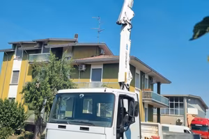 IVECO EUROCARGO 170 E 23 con GRU BONFIGLIOLI
