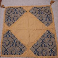 Centro tavolo e cuscini sete di San Leucio