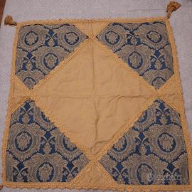 Centro tavolo e cuscini sete di San Leucio