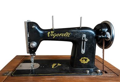 Macchina da cucire Vigorelli vintage con mobile
