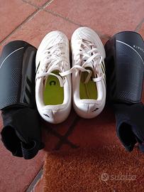 Scarpe e parastinchi da calcio