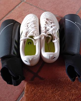 Scarpe e parastinchi da calcio