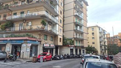 NEGOZIO A NAPOLI