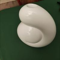 Vaso bianco design moderno in ceramica.